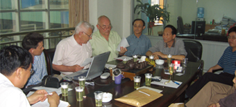   陳法官總經(jīng)理與外國專家洽談引進科...